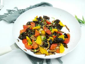 小白锅炒菜真是厉害了，一点都不粘锅，炒好以后，拿厨房纸巾轻轻一擦瞬间就干净了。