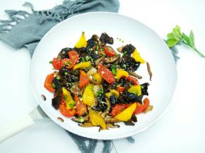 青红椒脆脆的、五花肉经过爆炒后，去除了多余的油脂，一个字香。还有干香菇的菌香一起，真让人停不下口来！