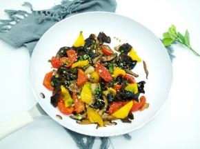 青红椒脆脆的、五花肉经过爆炒后，去除了多余的油脂，一个字香。还有干香菇的菌香一起，真让人停不下口来！