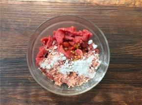 将牛肉切丝加入适量淀粉和生抽拌匀。