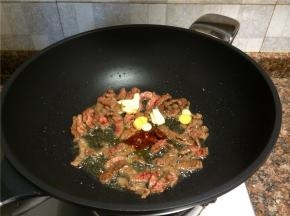 放入豆瓣酱和生姜、大蒜翻炒10秒。