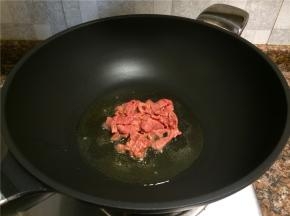 放入牛肉丝翻炒10秒。