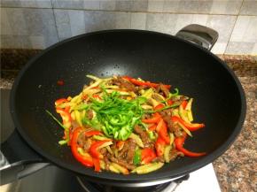 放入青椒翻炒5秒。