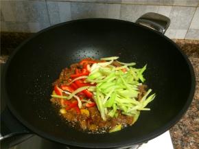 放入西芹和甜椒翻炒10秒。