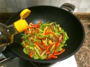 倒入适量生抽、醋和食用盐翻炒5秒即可出锅。