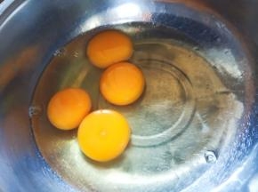 取无水无油的盆打入鸡蛋。
