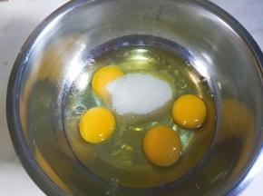 放白糖再滴入几滴白醋。