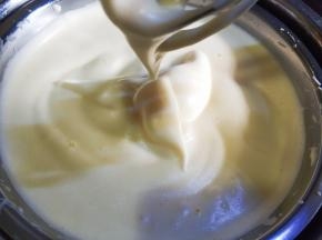 提起打蛋器蛋液不会瞬间滴落就算打发完成。