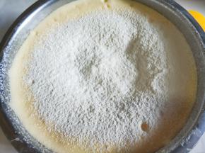 面粉过筛两遍筛入蛋糊。