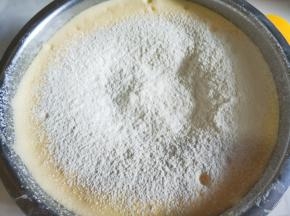 面粉过筛两遍筛入蛋糊。