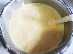 用橡皮刮刀从下往上翻拌或划Z搅拌。不要划圈搅拌。此时预热烤箱160度°十分钟。