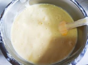 用橡皮刮刀从下往上翻拌或划Z搅拌。不要划圈搅拌。此时预热烤箱160度°十分钟。