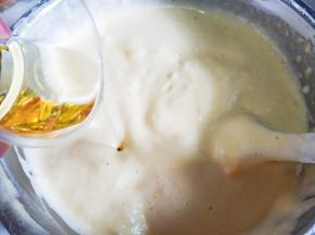 蛋糊翻拌好加入玉米油。同样手法翻拌。