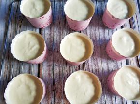 拌匀后装入小纸杯。提起纸杯震出气泡。