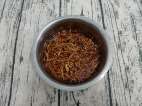 虫草花洗干净，然后放入盆中，倒入适量的水浸泡三十分钟