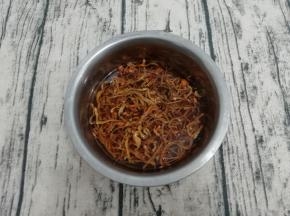 虫草花洗干净，然后放入盆中，倒入适量的水浸泡三十分钟