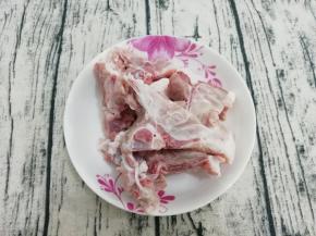 脊骨用水洗干净，用水多冲洗几遍