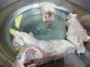 汤锅里放入适量的水，再加入料酒和姜片再把洗干净了脊骨放入锅中，焯水去血水