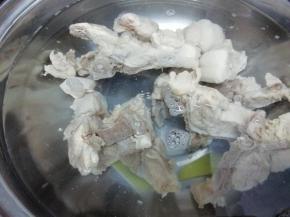 汤锅里加入适量的水，把姜片和大骨放入锅中