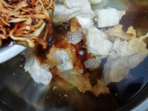 把虫草花和泡虫草花水一起放入汤锅中
