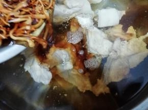 把虫草花和泡虫草花水一起放入汤锅中
