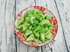 苦瓜洗干净去除籽和白色的一层，然后用刀切成适当的块