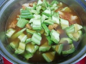 再把苦瓜倒入锅中煲十分钟