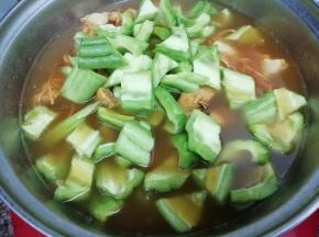 再把苦瓜倒入锅中煲十分钟