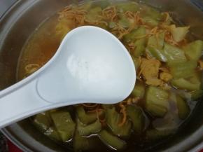 再倒入少许的盐煲五分钟即可