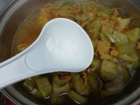 再倒入少许的盐煲五分钟即可