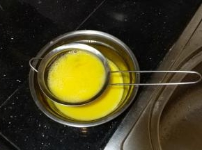 鸡蛋打入碗里加入1:1的温水后打散，过滤二次备用