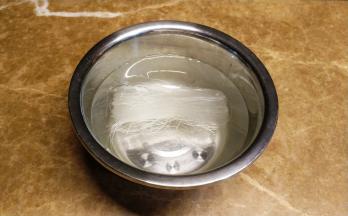 粉丝半扎温水泡软后剪段