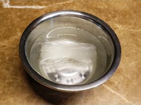 粉丝半扎温水泡软后剪段