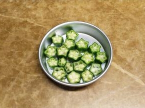 秋葵切成粒备用