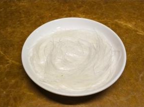 将泡软的粉丝码入碟子底部