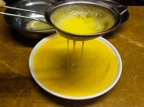 过滤好的蛋液，再过筛进去粉丝碟子里