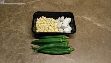 备料：马蹄切小粒（一开四）粟米粒、秋葵洗净