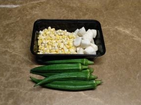 备料：马蹄切小粒（一开四）粟米粒、秋葵洗净
