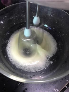 高速打发至鱼眼大气泡时加入三分之一的细砂糖，继续告诉打发蛋白。