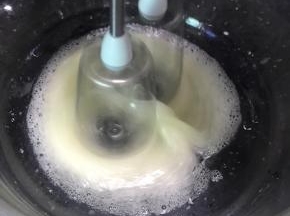 高速打发至鱼眼大气泡时加入三分之一的细砂糖，继续告诉打发蛋白。