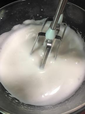 蛋白霜打发起泡细腻有光泽时，就加入剩下的二分之一细砂糖，接着继续高速打发。