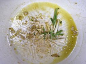 锅留底油，放入姜末、蒜末、葱段爆香