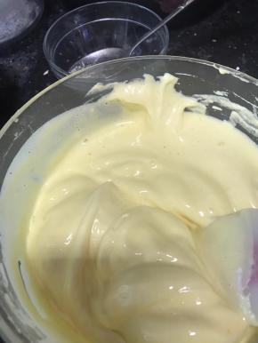 再将含有黄油牛奶液的面糊倒回原来的面糊里面，再轻轻的搅拌均匀。