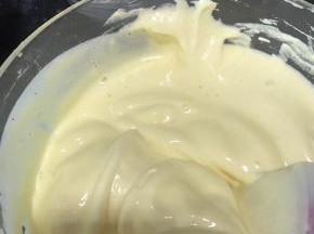 再将含有黄油牛奶液的面糊倒回原来的面糊里面，再轻轻的搅拌均匀。