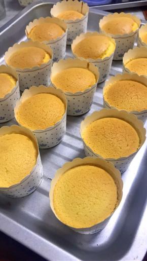 分蛋海绵蛋糕出炉咯！不会缩腰，也不开裂哦！