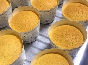 分蛋海绵蛋糕出炉咯！不会缩腰，也不开裂哦！