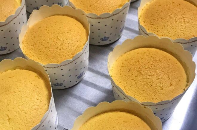 12个量的海绵分蛋杯子蛋糕
