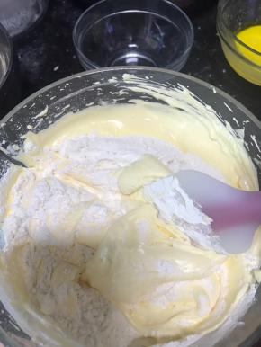 用中间切拌手法，轻盈搅拌面糊均匀，切记不能画圈圈，不然低粉会起筋的。