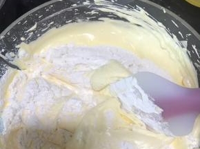 用中间切拌手法，轻盈搅拌面糊均匀，切记不能画圈圈，不然低粉会起筋的。