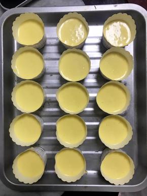 搅拌均匀后，再倒入准备好的杯子里，面糊倒8分满就可以了。接着每个杯子轻摔一下，震出起泡。然后放入烤箱，上下火160，20分钟即可。也要看个人烤箱实际温度调节温度和时间哦！